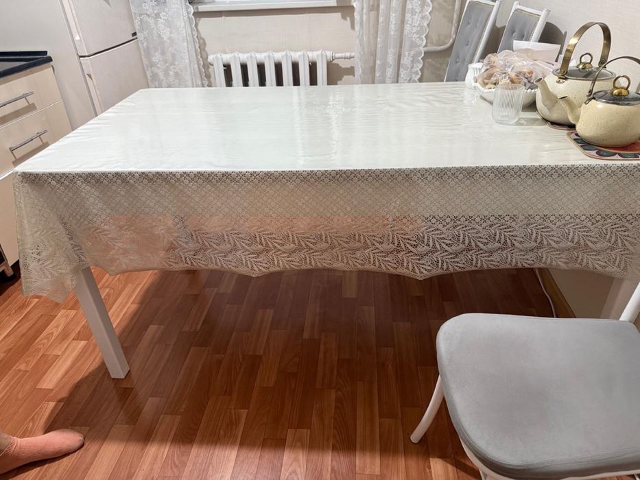 Срочно продается кухонный стол с 4 стулями.