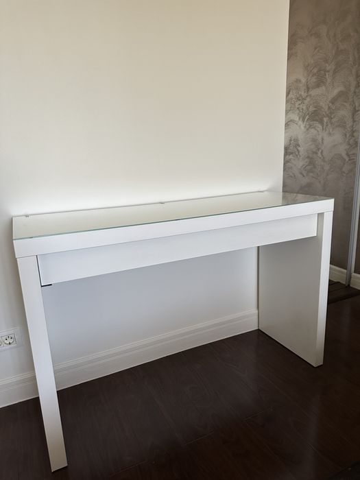 Masa de machiaj Malm si scaun Ikea