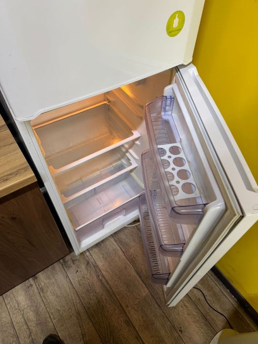 Продам стол, холодильник, лайтбокс, тумбучку