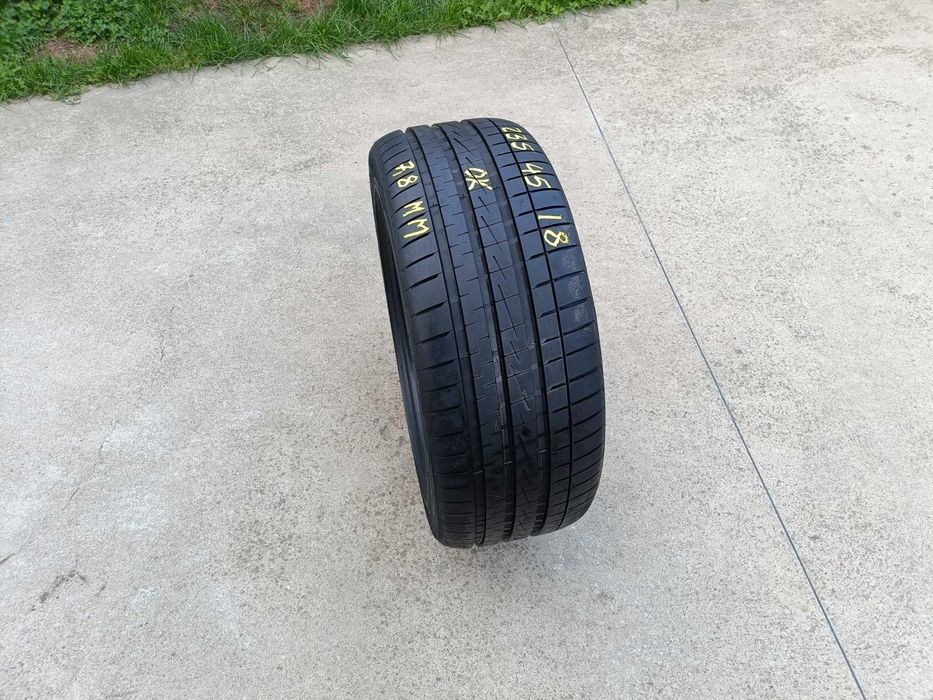 O anvelopa vara 235 45 18 vredestein ultrac vorti profil de 7,8 mm