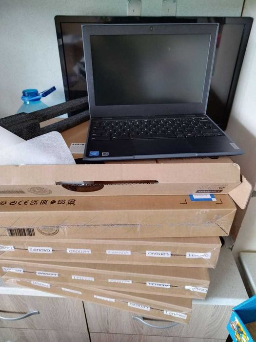 Chromebook Lenovo, чисто нов