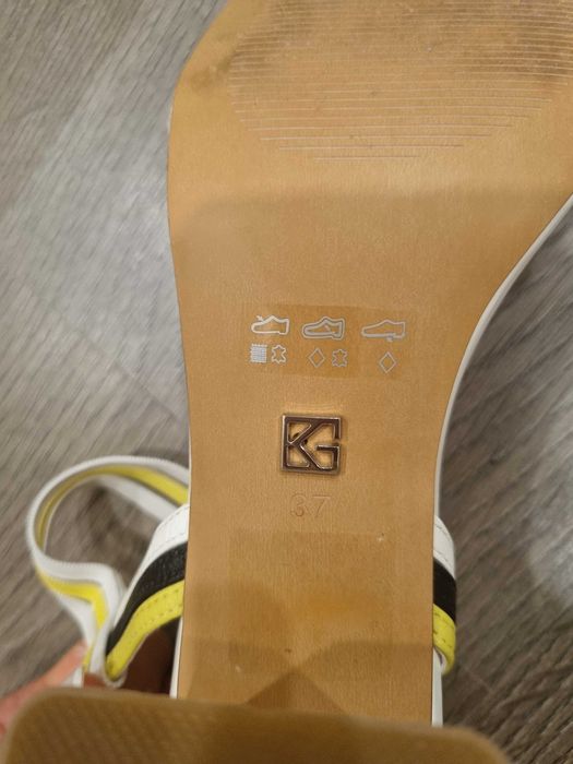 Елегантни сандали на ток