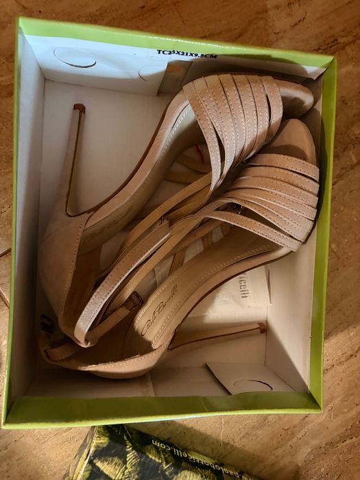 Елегантни нови сандали на висок ток