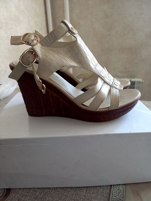 Продам босоножки