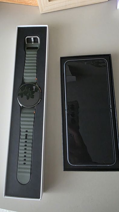 Samsung  Z Flip 6 si Samsung  Galaxy Watch