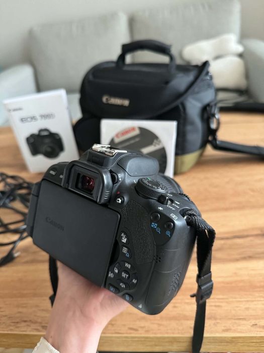 DSLR фотоапарат Canon EOS 700 D с обектив