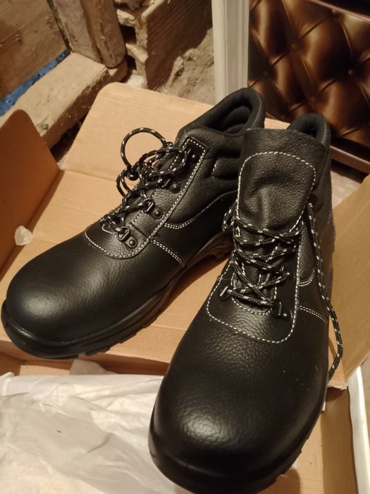 Мъжки работни обувки с метално бомбе 45 номер