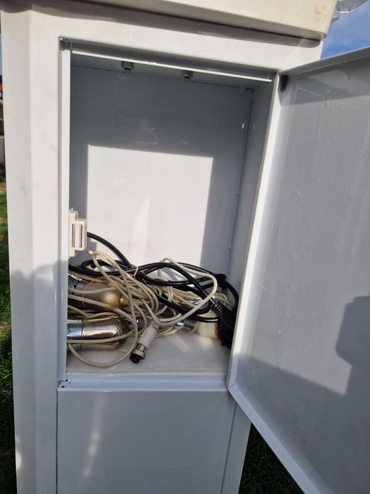 Фризьорки стол, козметична машина.