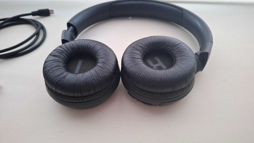 Хорошие беспроводные наушники JBL Tune 500BT черный/+кейс для JBL.
