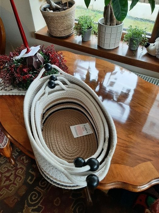 Vând set 3 coșulețe decor, noi.
