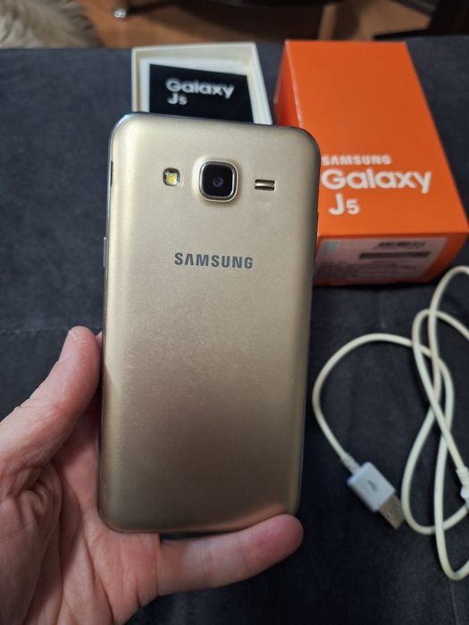 Смартфон Samsung Galaxy J5