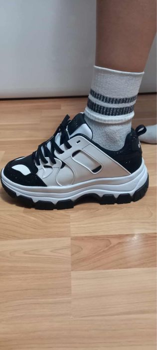 Продавам маратонки GUESS, оригинални