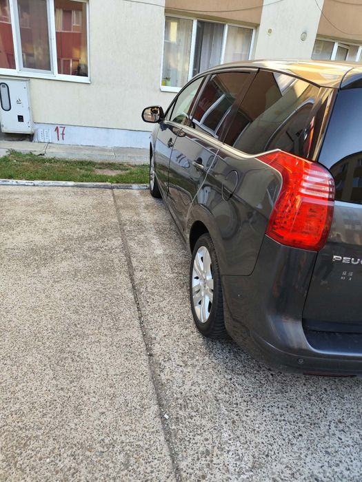 Vând Peugeot 5008