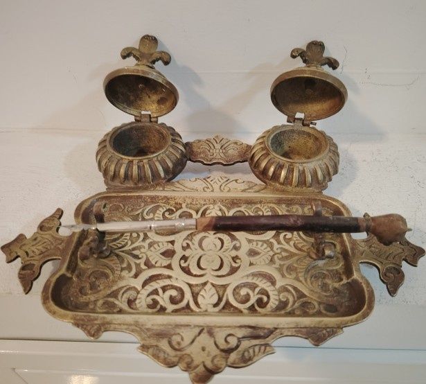 Set de birou antic din bronz masiv în stilul Baroc. 
Este un obiect de colecție, vechi de aproximativ 100 de ani.