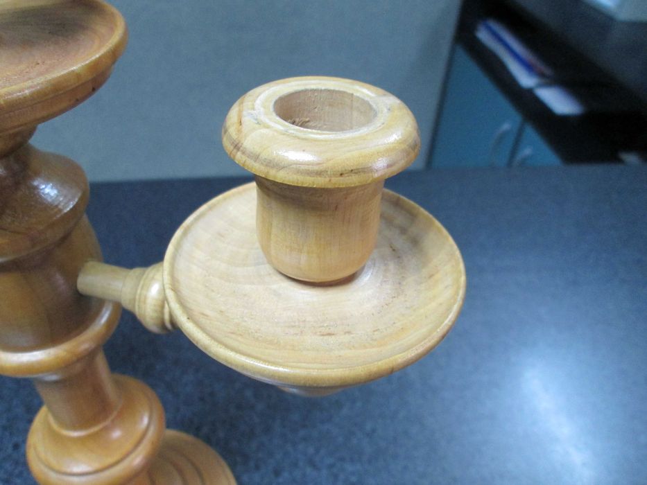 Продавам старинен дървен СВЕЩНИК-изключително рядък