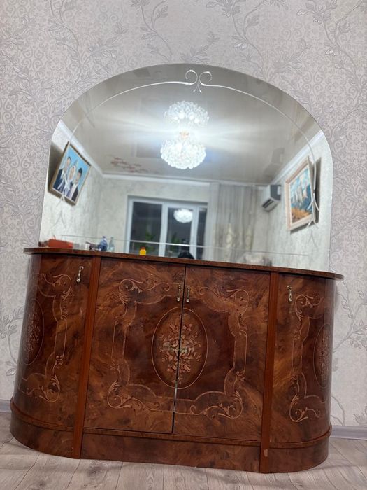 Шкаф с зеркалом.