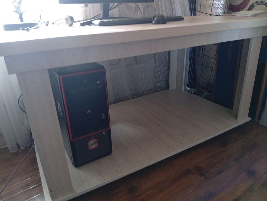 Продаю стол офисный и книжную полку ёлка,стул в нагрузку