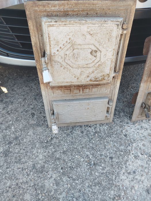Uși de sobă duble in stare buna
