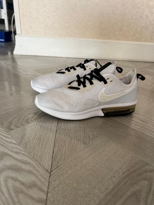 Кроссовки Nike женские.