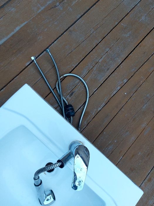 Раковина с смеситель