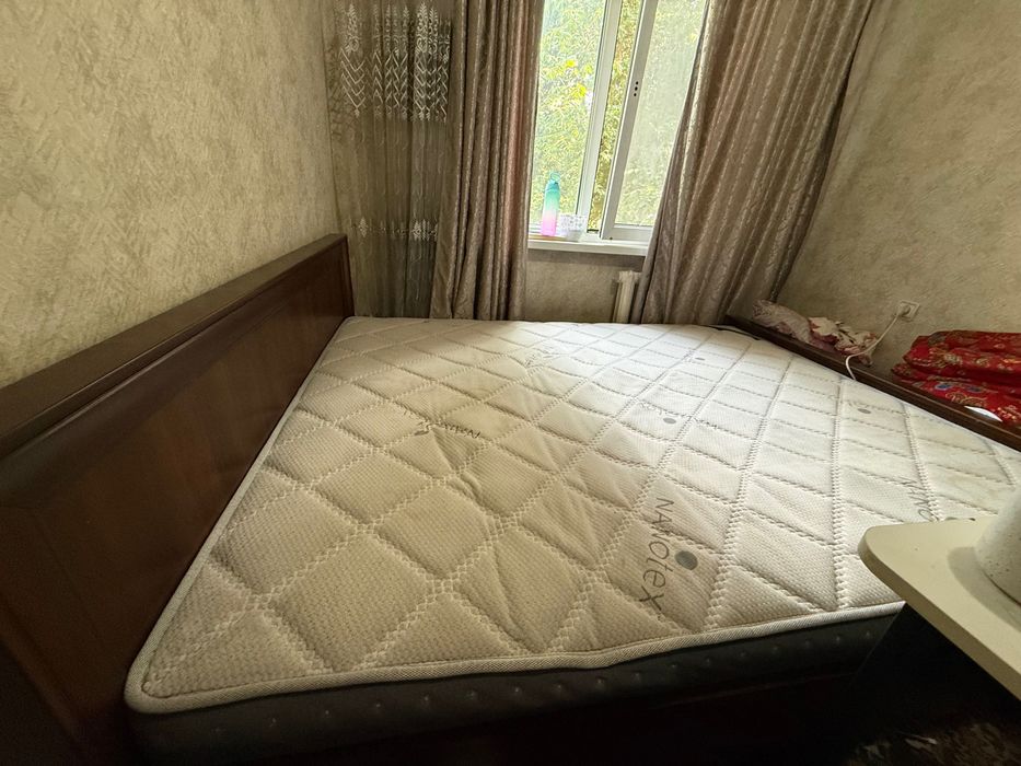 кровать с матрасом