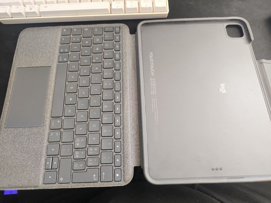 Husa cu tastatura Logitech pentru Ipad 11 pro