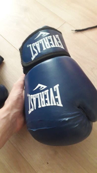 Боксерские перчатки и шлем