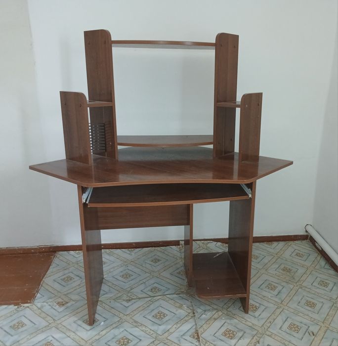 Рабочий компьютерный стол