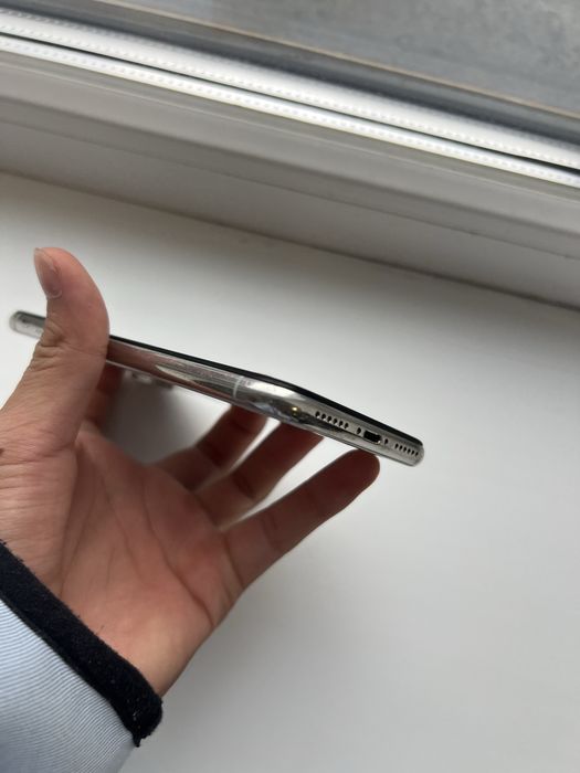 iPhone 10 64gb телефон не включаеться