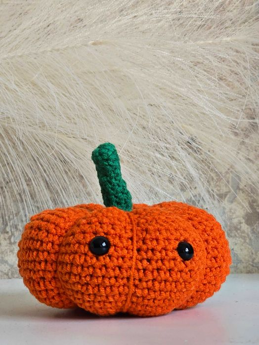 Ръчно плетена тиквичка с вещерска шапчица за Хелоуин – есенен вайб