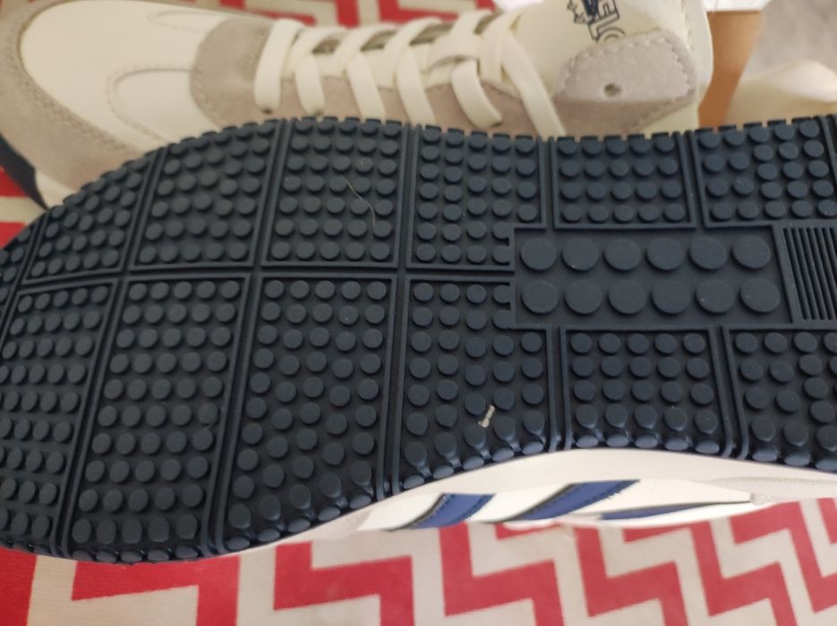 Кроссовки кожаные.