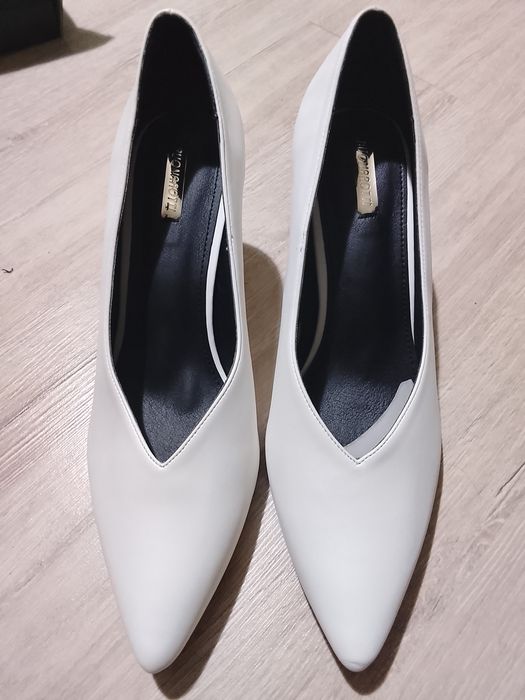 Официални обувки на тънък ток,нови,неизползвани, 40номер