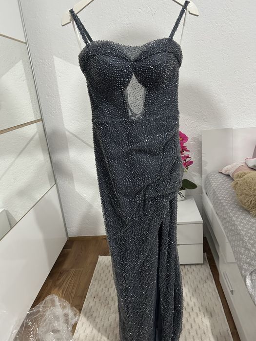 Бална рокля в сив цвят носена само един път, напълно нова. Размер: