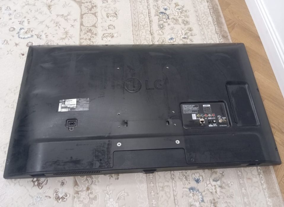 Телевизор LG 43 б/у с царапинкой