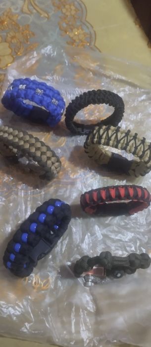 Браслеты самодельные.