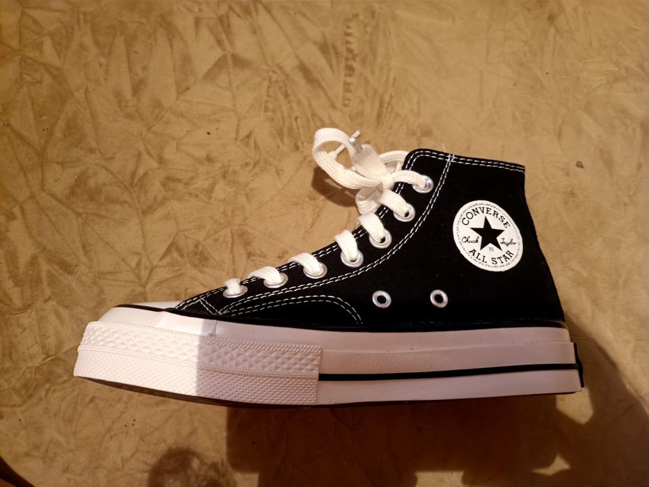 Продам конверсы новые