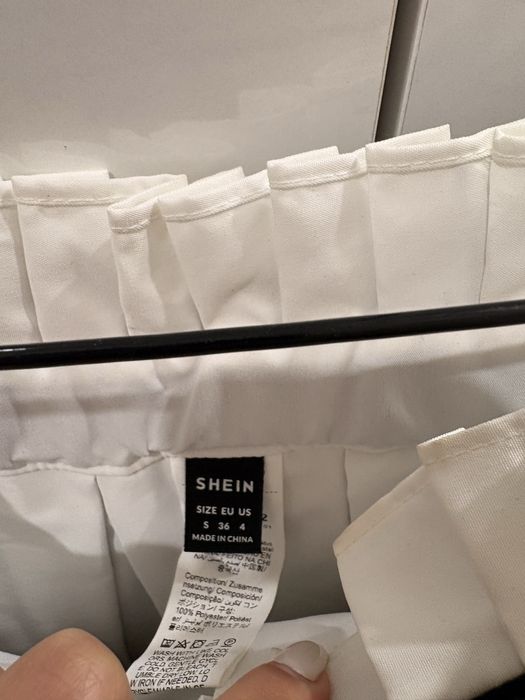 Стилна черна плисирана пола