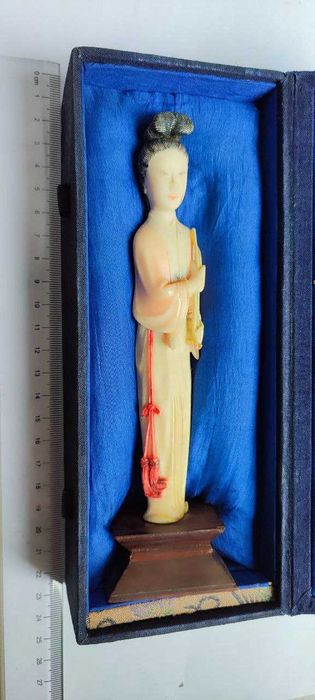 Старинная статуэтка из натуральной слоновой кости