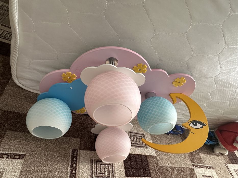 Продам люстру в детскую