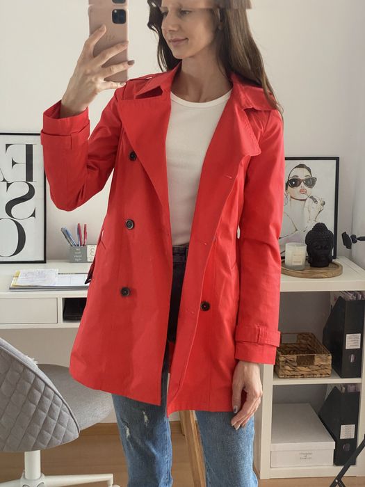 Червен тренч с колан на Bershka