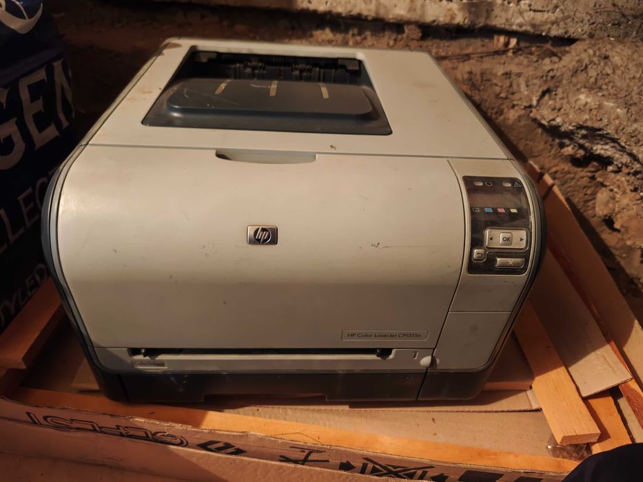 Продам лазерный цветной принтер HP Color LaserJet CP1515n