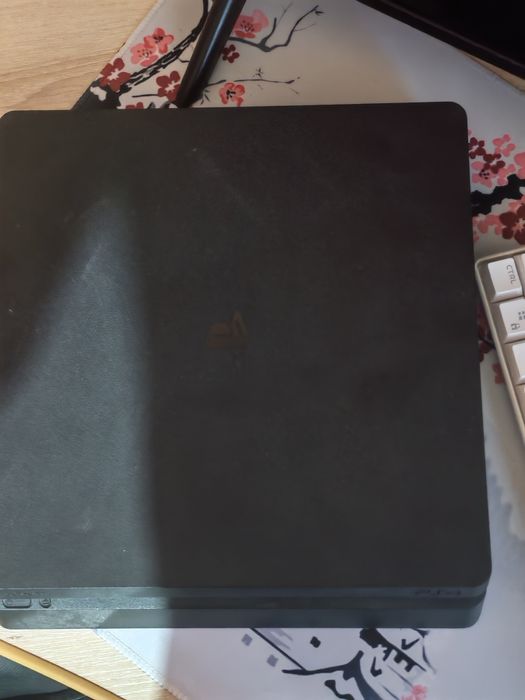 Продам ps4 в хорошем состоянии