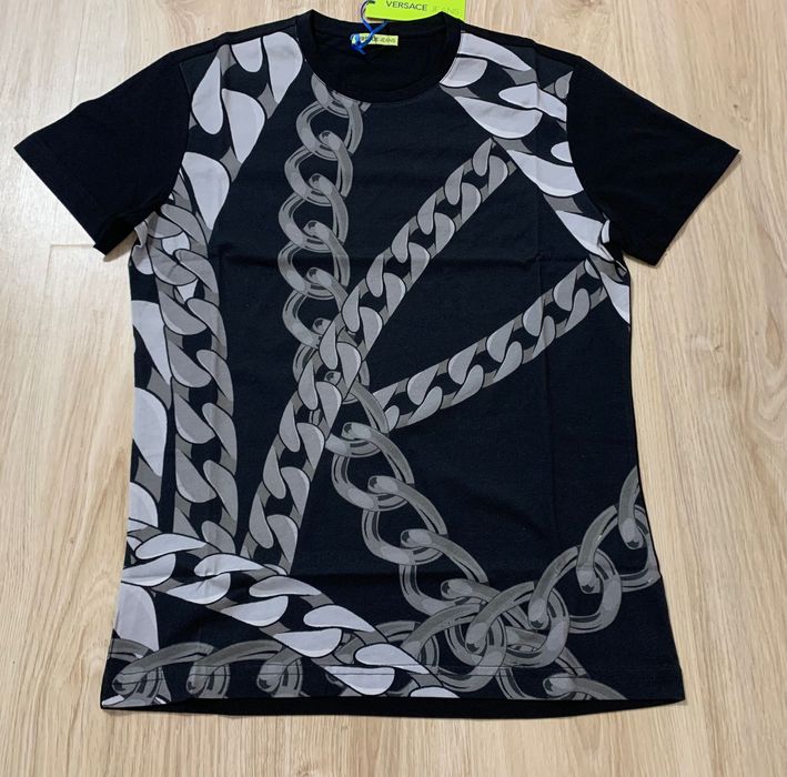 Мъжки тениски с етикети Versace Jeans в черен и в бял цвят.