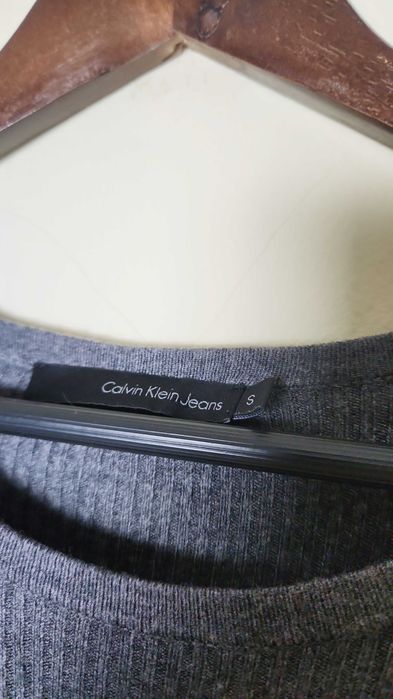 Трикотажна рокля Calvin Klein сива