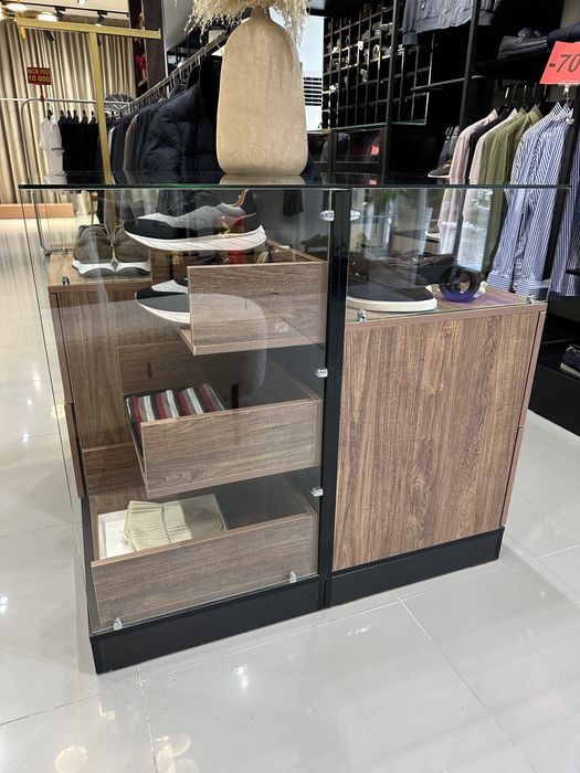 Витрина стеклянная