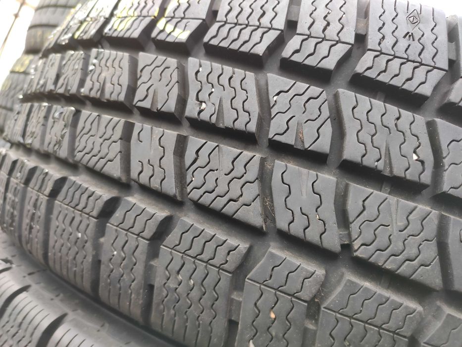 2бр Зимни гуми за бус 215 65 16 С - Vredestein