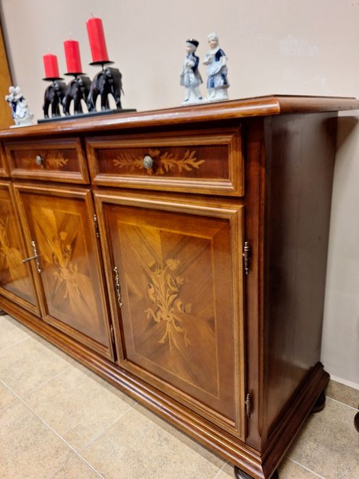 Луксозен комод, скрин, шкаф с богата Интарзия