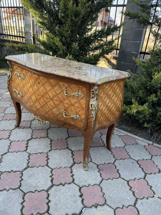 Comoda din lemn cu intarsii, ornamente bronz si blat marmura