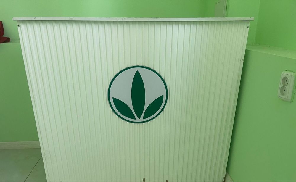 Стол с стулями.