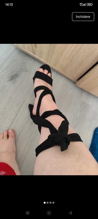 Sandale noi,cu șiret.